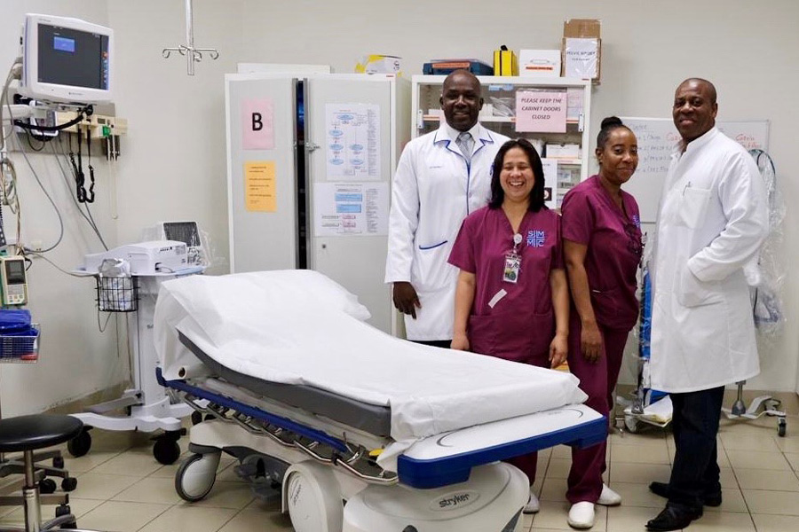 Stiching Vrienden SMMC donates stretchers to SMMC